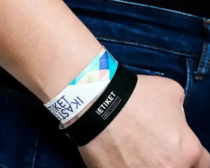 Papirarmbånd med farget trykk