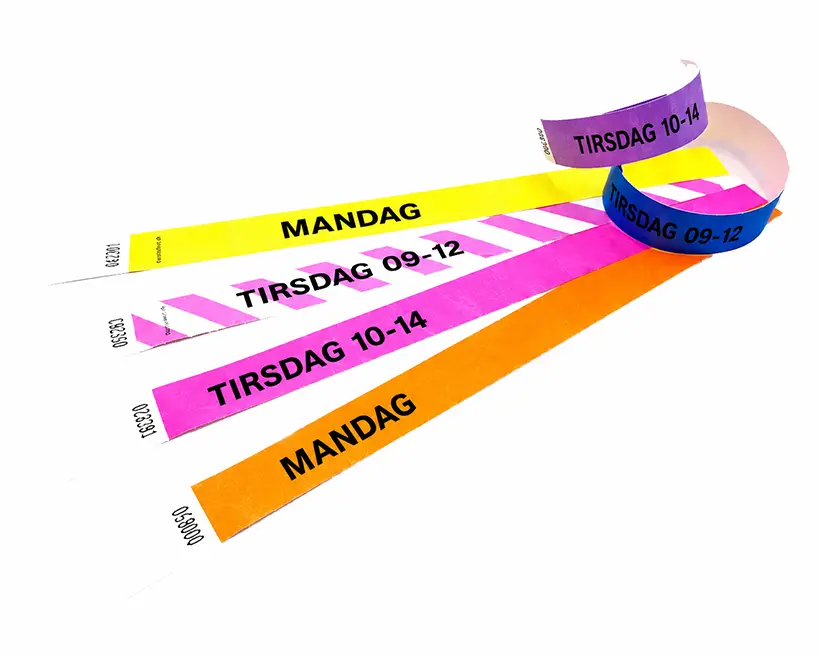 Papirarmbånd med tekst