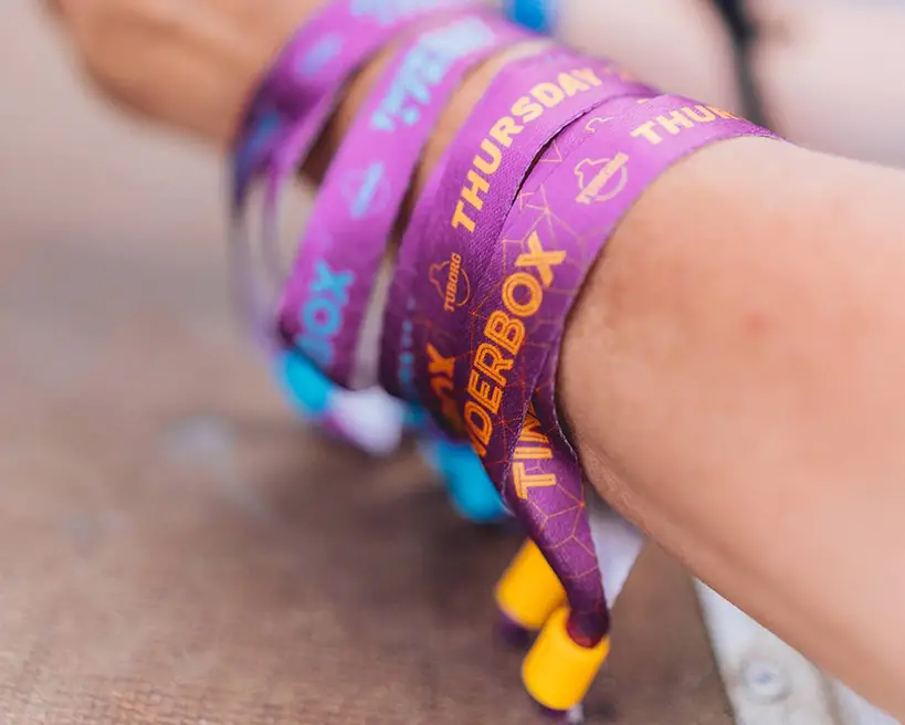 Festivalarmbånd med farget lås