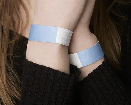 Babyblå papirarmbånd