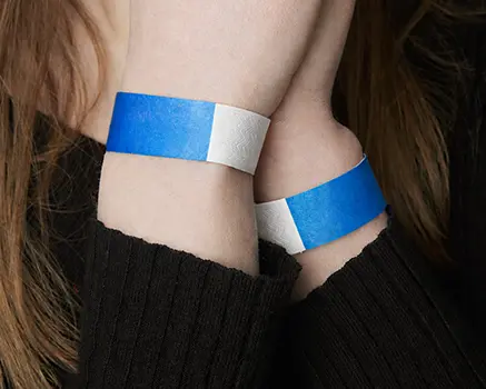 Blå papirarmbånd