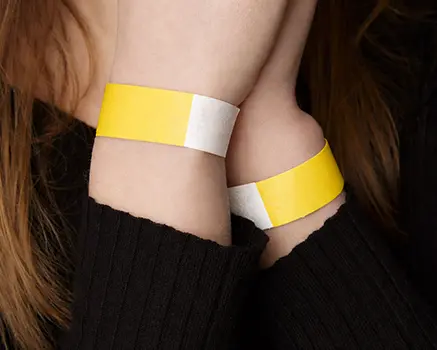 Gule papirarmbånd