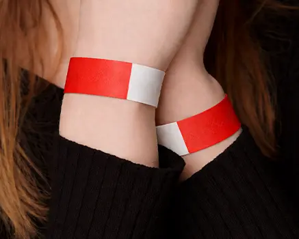 Røde papirarmbånd