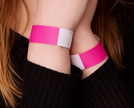 Neonrosa papirarmbånd