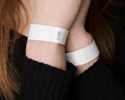 Hvite papirarmbånd