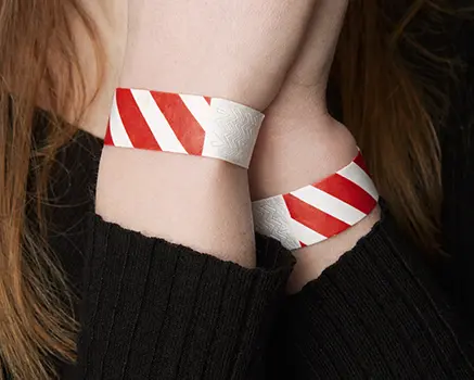 Røde og hvite stripete papirarmbånd