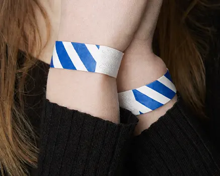 Blå og hvite stripete papirarmbånd