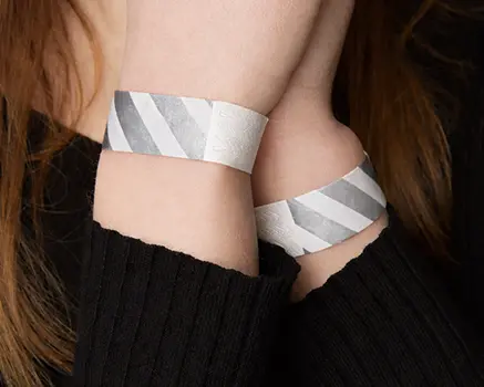 Sølv og hvite stripete papirarmbånd