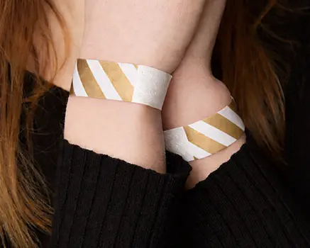 Gull og hvite stripete papirarmbånd