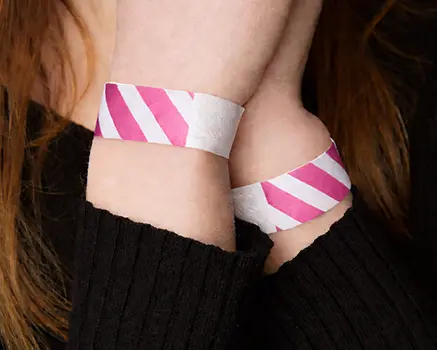 Rosa og hvite stripete papirarmbånd
