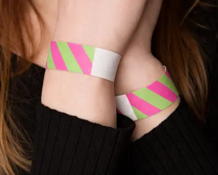 Grønne og rosa stripete papirarmbånd