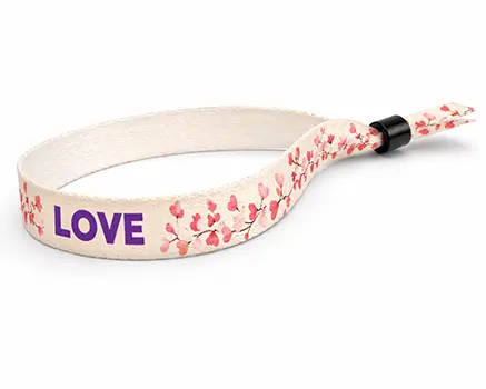 Festivalarmbånd med rød blomster­ranke