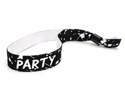 Festivalarmbånd med svart grafikk