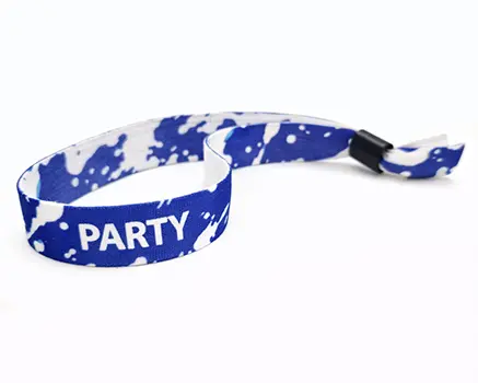 Festivalarmbånd med blå splat-grafikk